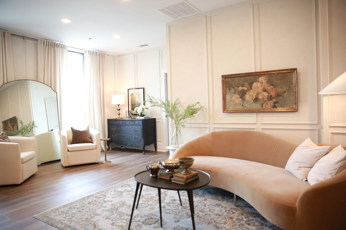 Suite with a curved velvet sofa, arched mirror and armchairs
